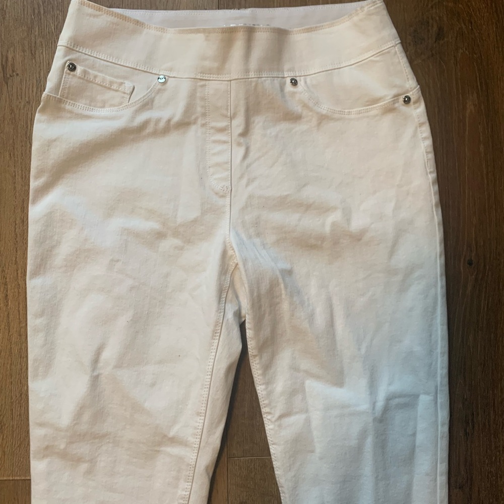 LUXE DENIM. White Pants with Embroidered Hem - Picture 2 of 10
